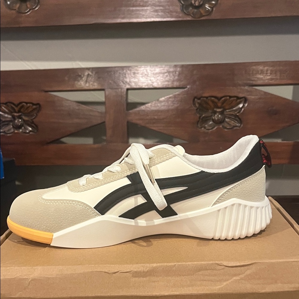 NWT De Florence Cloudea Sneakers. Size 42. - Picture 5 of 11